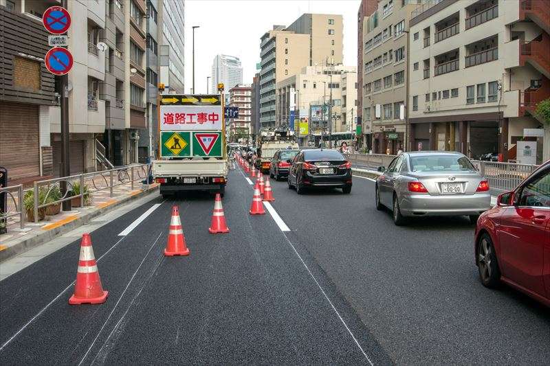 舗装工事で重機が水まきをしているのはなぜ